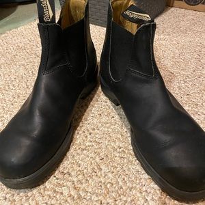 Black Blundstones. Amazing condition. Size details in description.